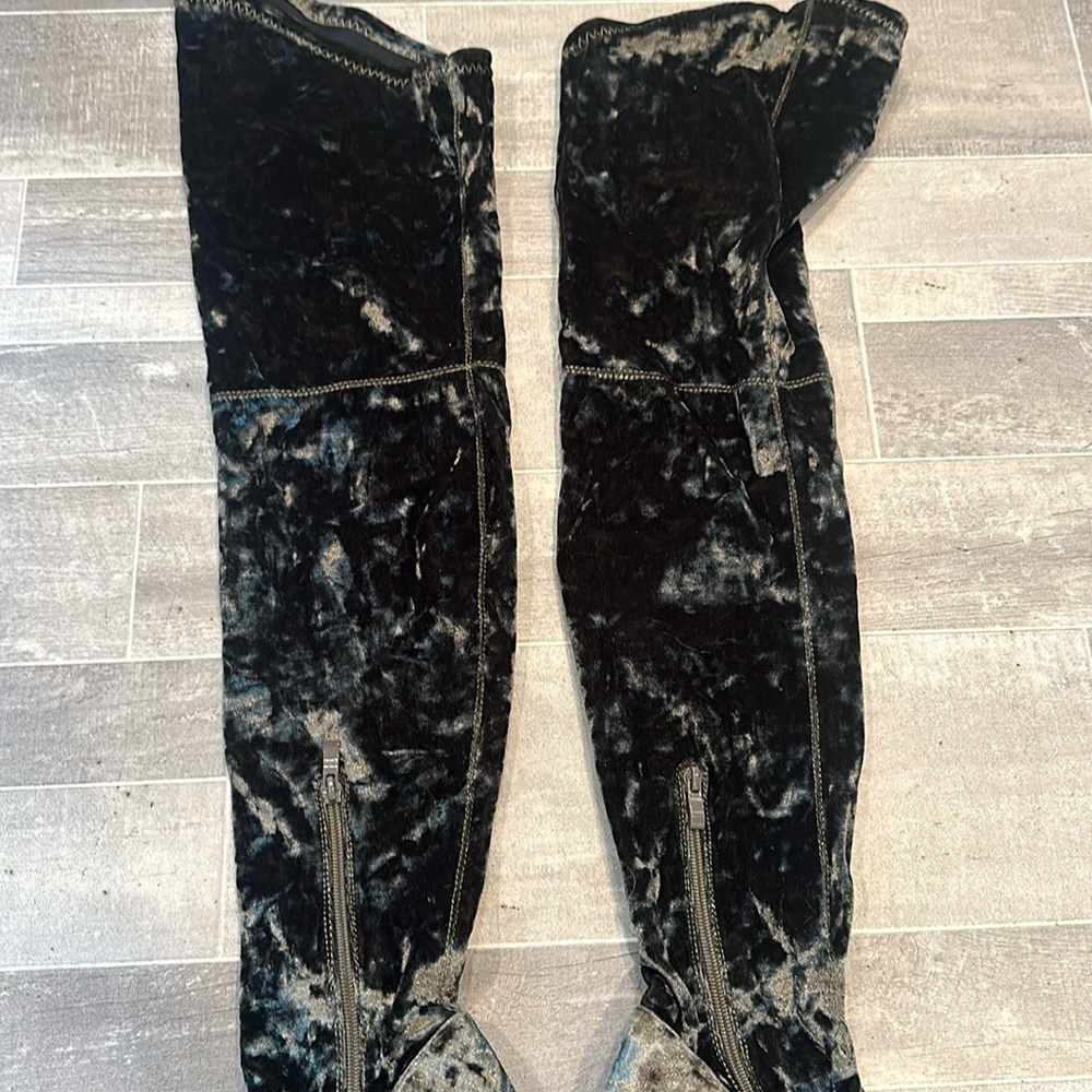 Boots - Picture 4 of 6